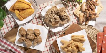 沙崙火車站人氣鹹酥雞攻略 薄皮古早味炸雞 搭配現炒酸菜超解膩