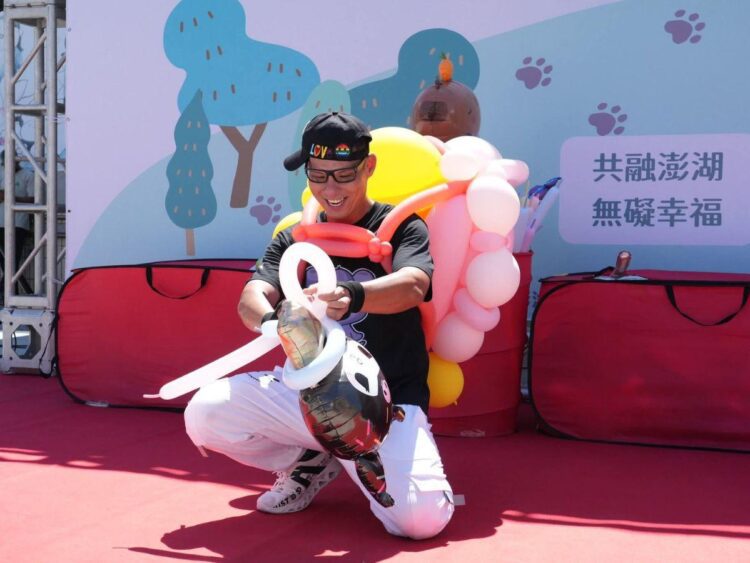 職業軍人轉戰澎湖造型氣球藝術 客製化佈置與表演點亮活動現場 職業軍人轉戰澎湖造型氣球藝術 客製化佈置與表演點亮活動現場