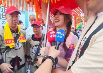 中天主播何織羽大甲媽祖遶境初體驗　如願扛轎、鑽轎底