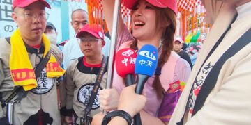 中天主播何織羽大甲媽祖遶境初體驗　如願扛轎、鑽轎底