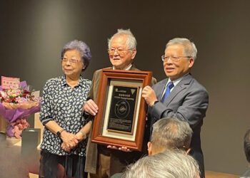 自然與人文雙美　中央大學頒贈「黃春明小行星」