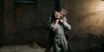 19歲青年慘被鐵鍊栓頸關地下室 《你罪乖》史帝芬葛拉翰化身斯文敗類教化Z世代年輕人