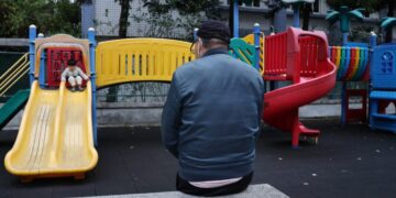 超高齡社會隱形負擔 兒盟調查：15%逆境家庭隔代教養 6成入不敷出每月赤字3千元