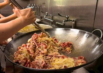 三重人氣鴨肉羹 湯頭清甜蒜香濃厚 搭上招牌滷味各式小菜太過癮