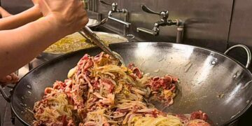 三重人氣鴨肉羹 湯頭清甜蒜香濃厚 搭上招牌滷味各式小菜太過癮