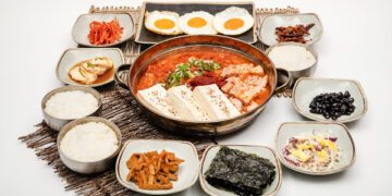 「一鍋熱騰騰的韓式日常」原汁原味帶進台灣市場 《人生豆腐》海外首店進駐台北東區!