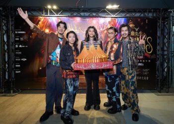 麋先生連六場開唱直呼「好像住在馬戲帳篷！」 團員手捧大馬戲團帳篷象徵世界級奇蹟永存