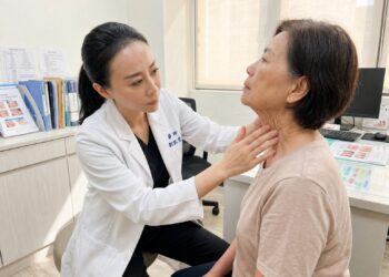 頸紋怎麼來？醫師劉凱雯：從生活型態與皮膚結構 理解頸部紋路形成關鍵