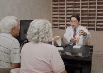 髖骨卡卡、起身不順？ 鄧翔駿醫師談髖關節退化常見症狀與健康管理