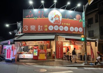 台中麻辣鴨血臭豆腐 獨創海鮮湯底熬出溫潤辣香 鴨血臭豆腐更入味