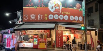 台中麻辣鴨血臭豆腐 獨創海鮮湯底熬出溫潤辣香 鴨血臭豆腐更入味