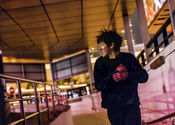 《我未許願先吹蠟燭》柯震東慘遭一路追打！摔下高台又被踩踢 慘不忍睹