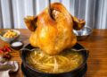 號稱新竹市區首家桶仔雞 三斤半黑羽放山土雞烤出酥皮與飽滿肉汁