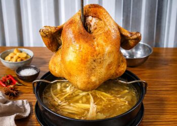 號稱新竹市區首家桶仔雞 三斤半黑羽放山土雞烤出酥皮與飽滿肉汁