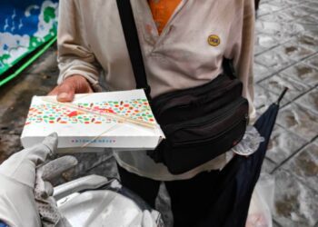 「共學與你」團隊前進龍山寺發放愛心便當