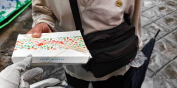 「共學與你」團隊前進龍山寺發放愛心便當