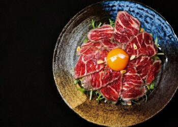 信義安和多人聚餐與包場選擇 生牛肉沙拉、炭火肉捲呈現日系餐酒風格