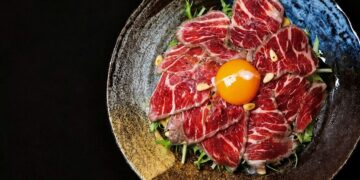 信義安和多人聚餐與包場選擇 生牛肉沙拉、炭火肉捲呈現日系餐酒風格