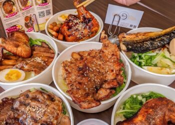 肉片刷上自製烤醬再經直火烤製 台中便當店從主菜到米飯打造烤肉飯特色
