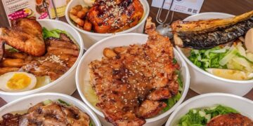 肉片刷上自製烤醬再經直火烤製 台中便當店從主菜到米飯打造烤肉飯特色