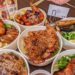 肉片刷上自製烤醬再經直火烤製 台中便當店從主菜到米飯打造烤肉飯特色