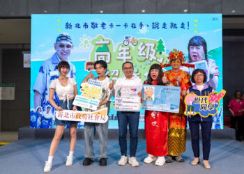 董至成化身「董月花」遊新北　爬500階累到想放棄還摔車掛彩
