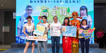 董至成化身「董月花」遊新北　爬500階累到想放棄還摔車掛彩