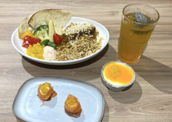 鮭魚配芒果！美威鮭魚跨界推出「鮮芒香料花椰米」 打造海島風熱帶饗宴