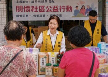 「歲月有新章」走進台南社區送暖　江雅雯帶隊讓公益不只是一場物資發放