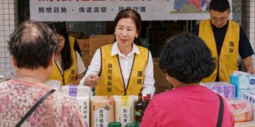 「歲月有新章」走進台南社區送暖 江雅雯帶隊讓公益不只是一場物資發放