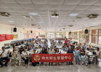 從「向光而生」出發！多元課程引導中高齡走出新人生 重新看見自我光芒