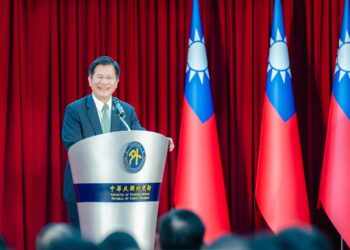 外交部舉辦2026年國際青年大使暨國合會校園大使聯合授旗授證典禮，外交部長林佳龍勉勵青年展翼走向世界