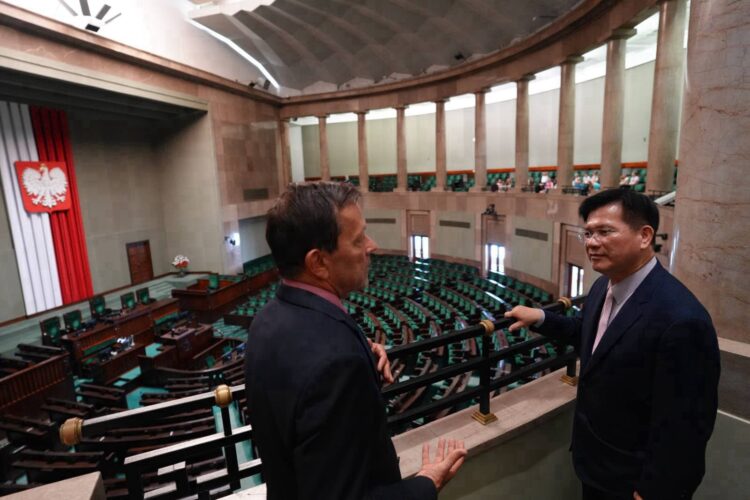 外交部長林佳龍首度應邀進入波蘭國會交流並於「波台國會小組」歡迎酒會宣布我國政府將在歐洲設立「台灣語言中心」,持續深化雙邊夥伴關係 外交部長林佳龍首度應邀進入波蘭國會交流並於「波台國會小組」歡迎酒會宣布我國政府將在歐洲設立「台灣語言中心」,持續深化雙邊夥伴關係