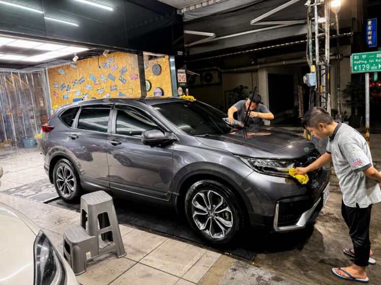 高雄苓雅汽車美容16歲入行到自行開店 依用車習慣規劃精緻洗車、車體美容與鍍膜 高雄苓雅汽車美容16歲入行到自行開店 依用車習慣規劃精緻洗車、車體美容與鍍膜