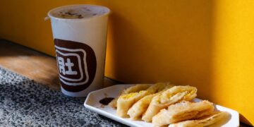 台中南區早餐店主打溫體豬里肌  醃肉、煎製到出餐 手工做好每一份早餐