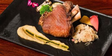 台中商業餐敘 燉、炸、烤經三道工序的德國豬腳  外皮酥脆、內部保有肉汁
