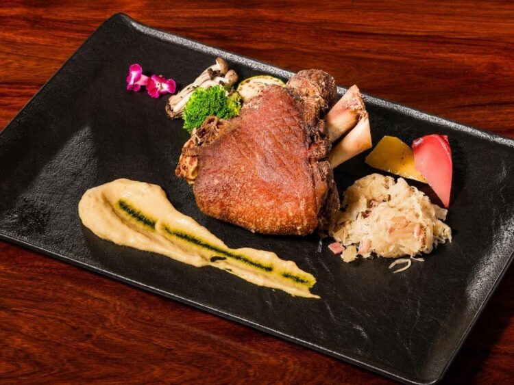 台中商業餐敘 燉、炸、烤經三道工序的德國豬腳 外皮酥脆、內部保有肉汁 台中商業餐敘 燉、炸、烤經三道工序的德國豬腳 外皮酥脆、內部保有肉汁