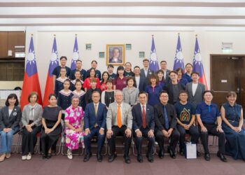 外交部政務次長吳志中接待赴瑞典參加「世界合唱大賽」台灣參賽團隊