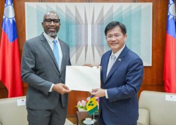 外交部長林佳龍接受聖文森及格瑞那丁駐台大使姜康特遞送到任國書副本
