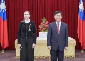 外交部長林佳龍頒贈立陶宛國會議員暨前國防部長莎卡琳恩「睦誼外交獎章」