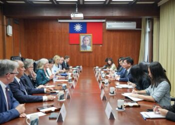 外交部長林佳龍接見法國國民議會友台小組訪團並頒贈「睦誼外交獎章」予帕媞斯黛主席