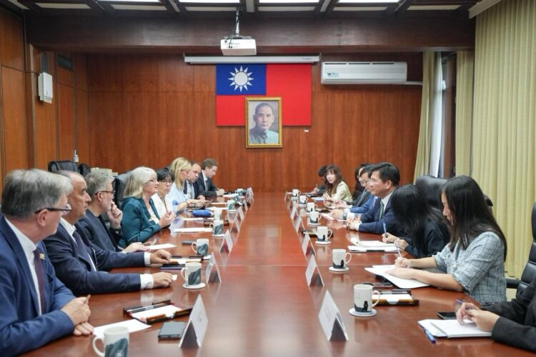 外交部長林佳龍接見法國國民議會友台小組訪團並頒贈「睦誼外交獎章」予帕媞斯黛主席