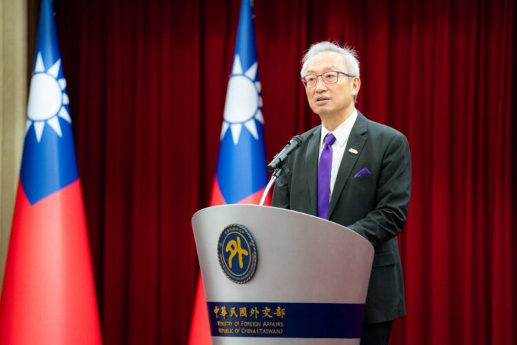 外交部舉行「青年百億海外圓夢基金計畫 – 年度旗艦計畫」行前訓練結訓典禮,政務次長吳志中期勉青年連結台灣與世界 外交部舉行「青年百億海外圓夢基金計畫 – 年度旗艦計畫」行前訓練結訓典禮,政務次長吳志中期勉青年連結台灣與世界