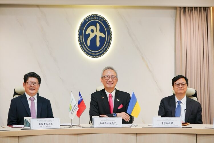 外交部政務次長吳志中見證援助烏克蘭利沃夫智慧醫療計畫簽約啟動 外交部政務次長吳志中見證援助烏克蘭利沃夫智慧醫療計畫簽約啟動