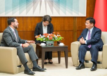 外交部長林佳龍接見宏都拉斯國會自由黨黨鞭卡利斯議員
