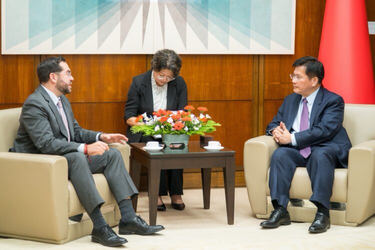 外交部長林佳龍接見宏都拉斯國會自由黨黨鞭卡利斯議員 外交部長林佳龍接見宏都拉斯國會自由黨黨鞭卡利斯議員