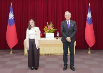 外交部政務次長吳志中頒贈「睦誼外交獎章」予駐台北以色列經濟文化辦事處代表游瑪雅並設宴歡送