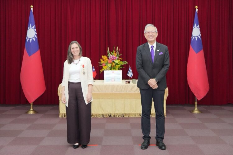 外交部政務次長吳志中頒贈「睦誼外交獎章」予駐台北以色列經濟文化辦事處代表游瑪雅並設宴歡送 外交部政務次長吳志中頒贈「睦誼外交獎章」予駐台北以色列經濟文化辦事處代表游瑪雅並設宴歡送