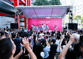 Winky出道首秀獻給JINS！甜辣Y2K造型嗨翻信義區  C.Holly接力開唱