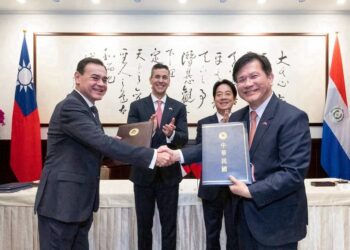 我國與巴拉圭共和國元首共同見證「台巴主權AI算力中心投資案合作瞭解備忘錄」、「台巴資安合作瞭解備忘錄」及「台巴刑事司法互助條約」簽署儀式，持續深化兩國夥伴關係